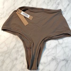 NWT - SKIMS FITS EVERYBODY HIGH WAISTED THONG 
UMBER | S